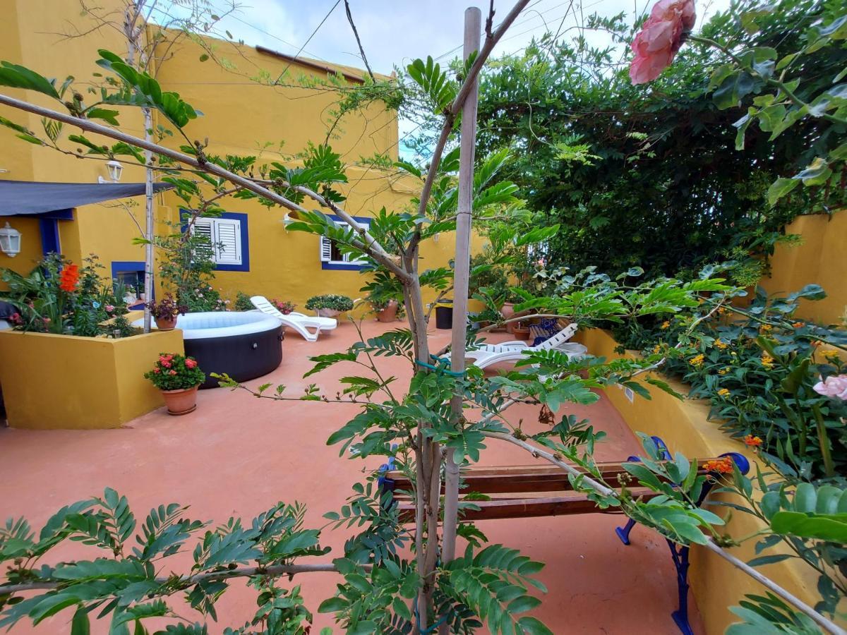 Casa Maestro Lelo - Acogedora Casa Rural Canaria Con Patios Y Jardines De Flores Las Palmas Exterior photo